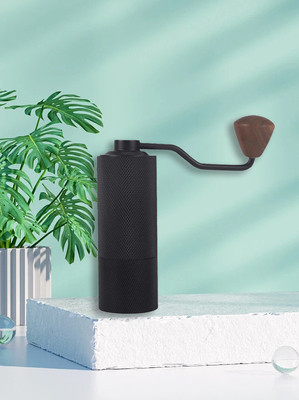 Máy xay cà phê ngoài trời bằng nhựa cầm tay nhỏ hơn với tay cầm quả óc chó